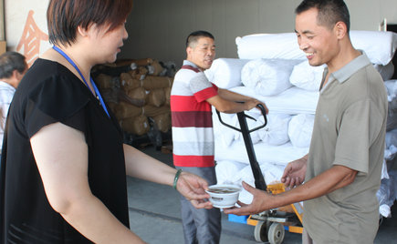 劉潭服裝：夏日送清涼  關愛裝貨員工