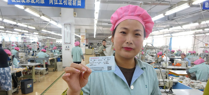 劉潭服裝工會(huì)為返鄉(xiāng)員工代購車票，讓員工過上放心年