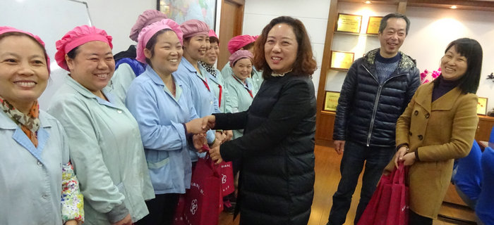 劉潭服裝:關(guān)注外來務(wù)工人員 彰顯企業(yè)人文關(guān)懷 劉潭服裝:關(guān)注外來務(wù)工人員 彰顯企業(yè)人文關(guān)懷