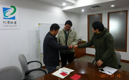 劉潭服裝舉辦“扶貧幫困送溫暖”活動(dòng)，慰問(wèn)企業(yè)困難職工