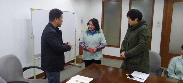 劉潭服裝舉辦&ldquo;扶貧幫困送溫暖&rdquo;活動，慰問企業(yè)困難職工