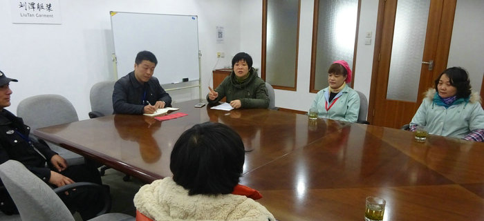 劉潭服裝舉辦&ldquo;扶貧幫困送溫暖&rdquo;活動，慰問企業(yè)困難職工
