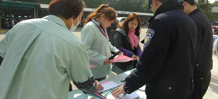 劉潭服裝安全和健康教育，解決因地鐵施工帶來(lái)的出行不便問(wèn)題