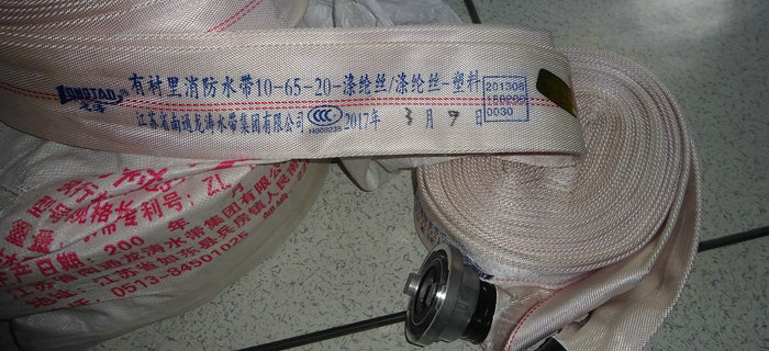 近日，劉潭服裝安全辦對(duì)生產(chǎn)區(qū)域消防設(shè)備進(jìn)行全面檢查更新