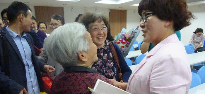 百歲勞模走進(jìn)劉潭服裝道德大講堂，為我們詮釋工匠精神