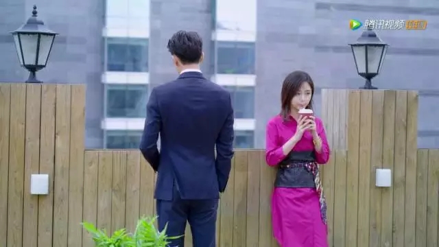 劉潭服裝：《狐貍的夏天》，帶你看譚松韻開掛的衣品