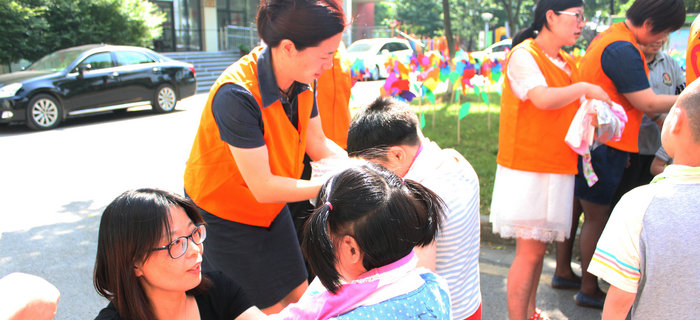 六一前夕，劉潭服裝志愿者走進(jìn)兒童福利院開展送愛心活動