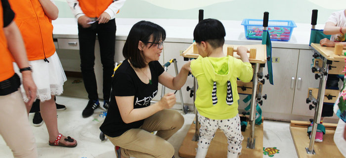 六一前夕，劉潭服裝志愿者走進(jìn)兒童福利院開展送愛心活動