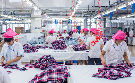 劉潭服裝車間小組現(xiàn)場動態(tài)整改，提高服裝成品合格率