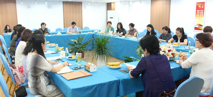 無錫市梁溪區(qū)女企業(yè)家協(xié)會(huì)第一屆二次理事會(huì)在劉潭服裝召開