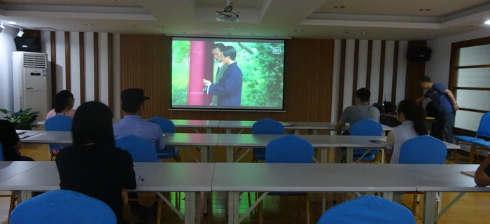 劉潭服裝舉辦紀念建黨96周年暨&ldquo;紅色之旅&rdquo;黨員演講活動