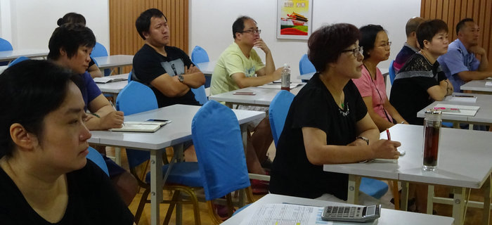 劉潭服裝召開砥礪奮進(jìn)，以優(yōu)異的成績(jī)向十九大獻(xiàn)禮黨員大會(huì)