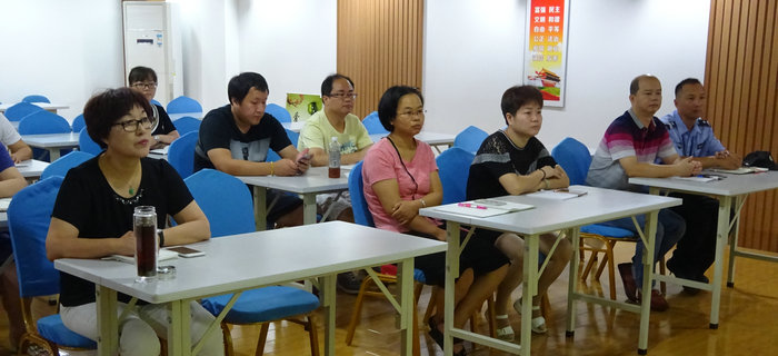 劉潭服裝召開砥礪奮進(jìn)，以優(yōu)異的成績(jī)向十九大獻(xiàn)禮黨員大會(huì)