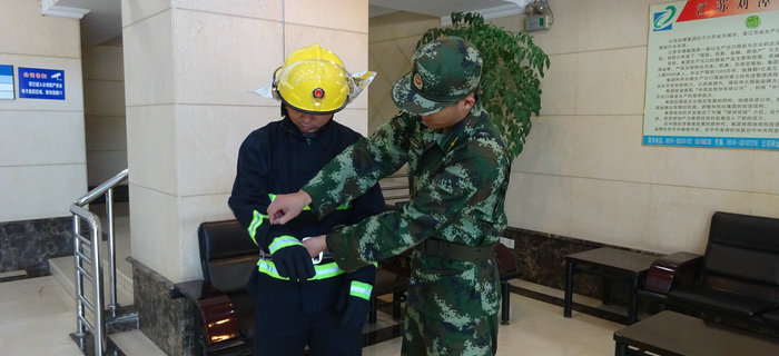 劉潭消防中隊來劉潭服裝進行消防設備現(xiàn)場培訓