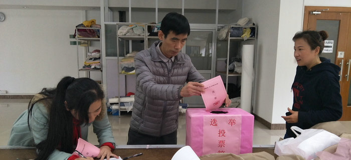 劉潭服裝工會有序組織員工進(jìn)行梁溪區(qū)人大代表補選活動