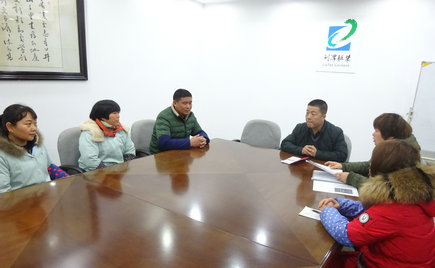 劉潭服裝舉辦“扶貧幫困”慰問(wèn)活動(dòng)，向廠困難職工送溫暖