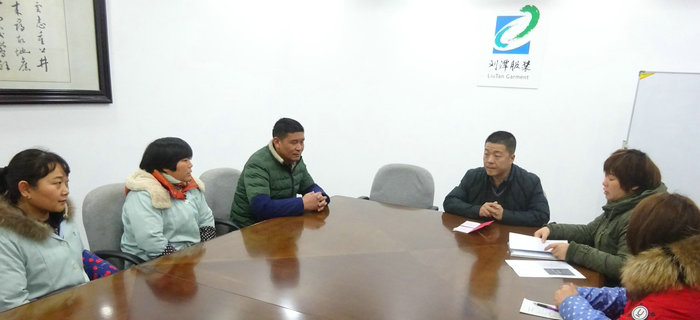 劉潭服裝舉辦&ldquo;扶貧幫困&rdquo;慰問活動，向廠困難職工送溫暖