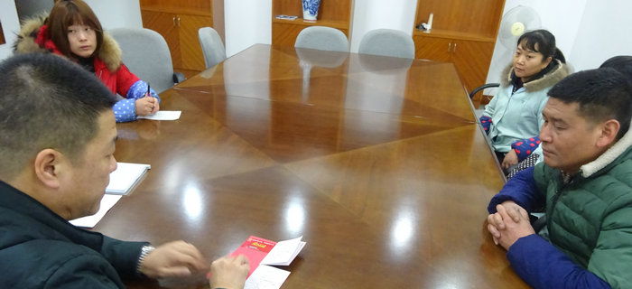 劉潭服裝舉辦&ldquo;扶貧幫困&rdquo;慰問活動，向廠困難職工送溫暖