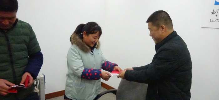 劉潭服裝舉辦&ldquo;扶貧幫困&rdquo;慰問活動，向廠困難職工送溫暖