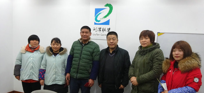 劉潭服裝舉辦&ldquo;扶貧幫困&rdquo;慰問活動，向廠困難職工送溫暖