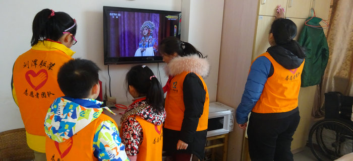 劉潭服裝志愿團(tuán)隊(duì)攜手小志愿者前往五河養(yǎng)老院進(jìn)行新春慰問
