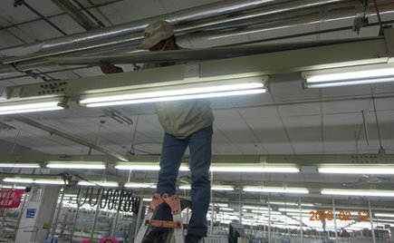 劉潭服裝服裝車間進(jìn)行機(jī)械“大保養(yǎng)”，過干凈安全的新年
