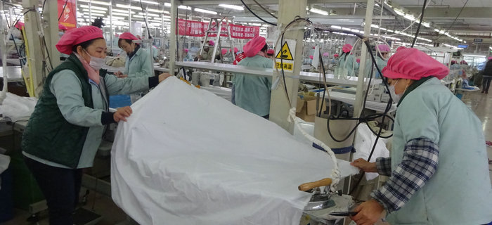 劉潭服裝服裝車間進(jìn)行機(jī)械&ldquo;大保養(yǎng)&rdquo;，過干凈安全的新年