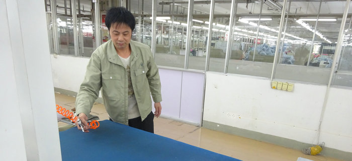 劉潭服裝服裝車間進(jìn)行機(jī)械&ldquo;大保養(yǎng)&rdquo;，過干凈安全的新年