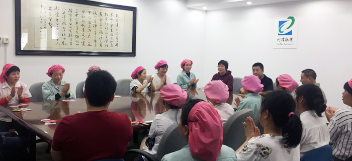 劉服先進(jìn)員工表彰大會現(xiàn)在開始 