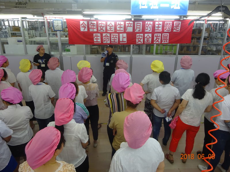 劉潭服裝生產(chǎn)加工廠強(qiáng)化安全宣傳教育筑牢職工思想防線 劉潭服裝生產(chǎn)加工廠強(qiáng)化安全宣傳教育筑牢職工思想防線