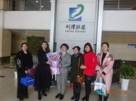 街道婦聯(lián)至劉潭服裝為優(yōu)秀企業(yè)家錢總獻花