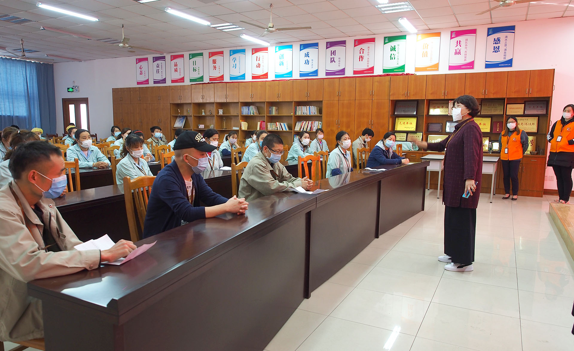 加強防控意識，杜絕麻痹大意——劉潭服裝住宿員工安全會議