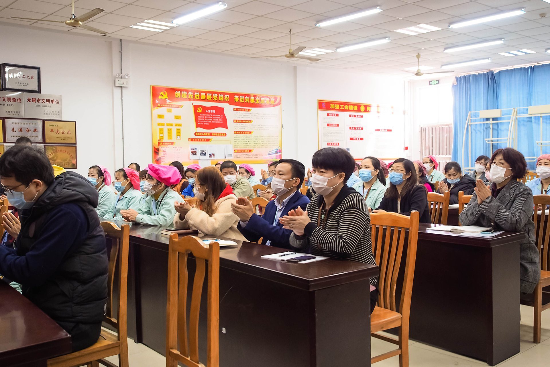 劉潭服裝廠第十屆三次職代會暨安全生產(chǎn)責(zé)任簽約儀式