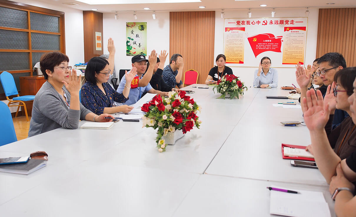 新血液 新力量——?jiǎng)⑻斗b廠召開湯亞利同志按期轉(zhuǎn)正黨群座談會(huì)
