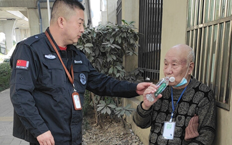 助人為樂新風(fēng)尚，品德高尚劉潭人