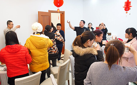 就地過年一樣溫暖，劉潭服裝廠請外地留宿職工吃年夜飯