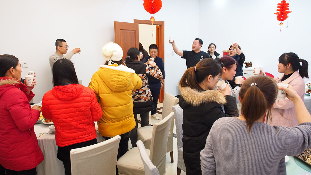 就地過年一樣溫暖，劉潭服裝廠請(qǐng)外地留宿職工吃年夜飯