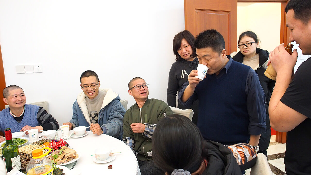 就地過年一樣溫暖，劉潭服裝廠請(qǐng)外地留宿職工吃年夜飯