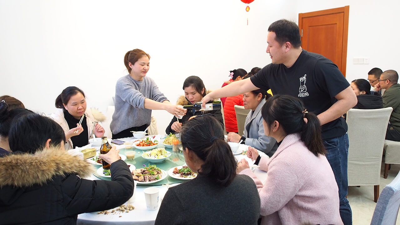 就地過年一樣溫暖，劉潭服裝廠請(qǐng)外地留宿職工吃年夜飯