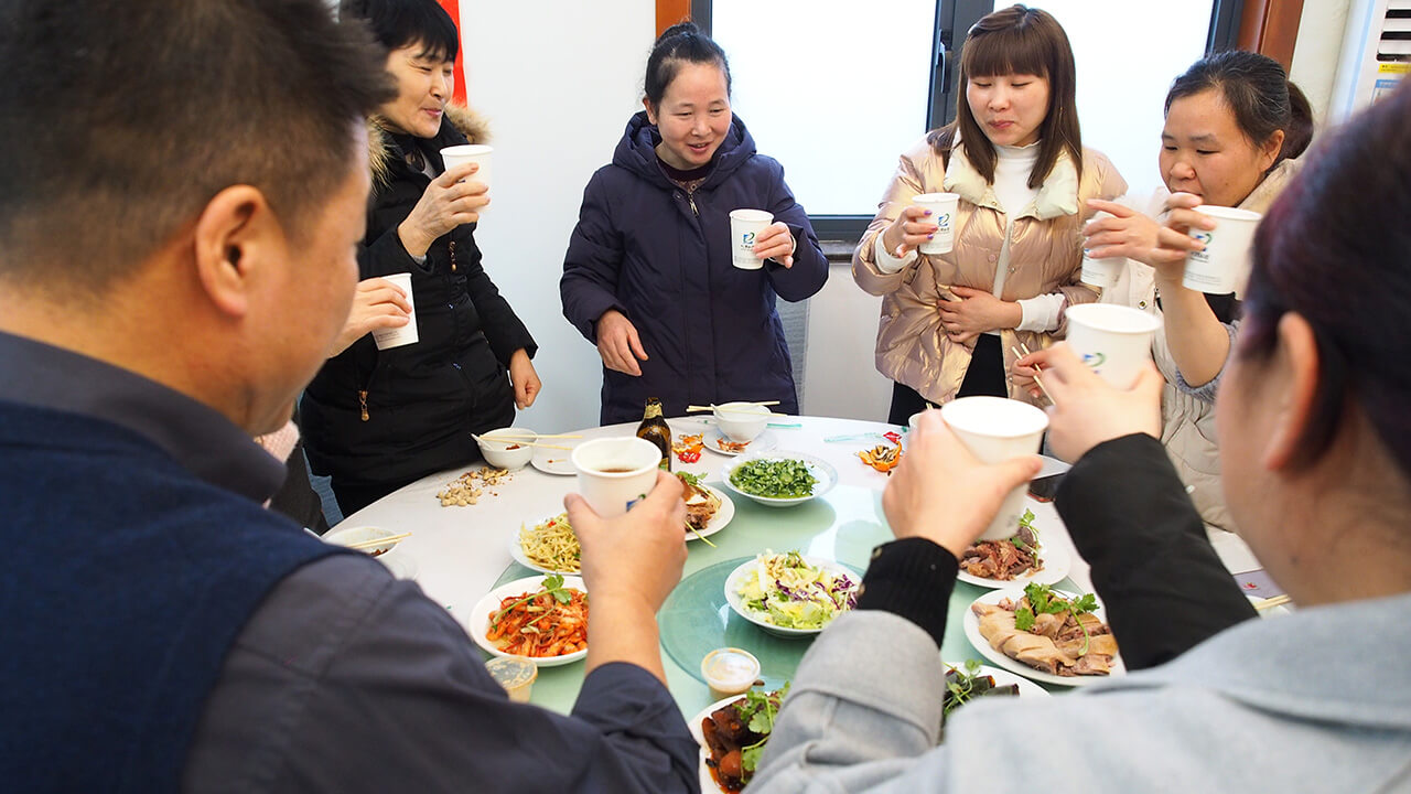 就地過年一樣溫暖，劉潭服裝廠請(qǐng)外地留宿職工吃年夜飯