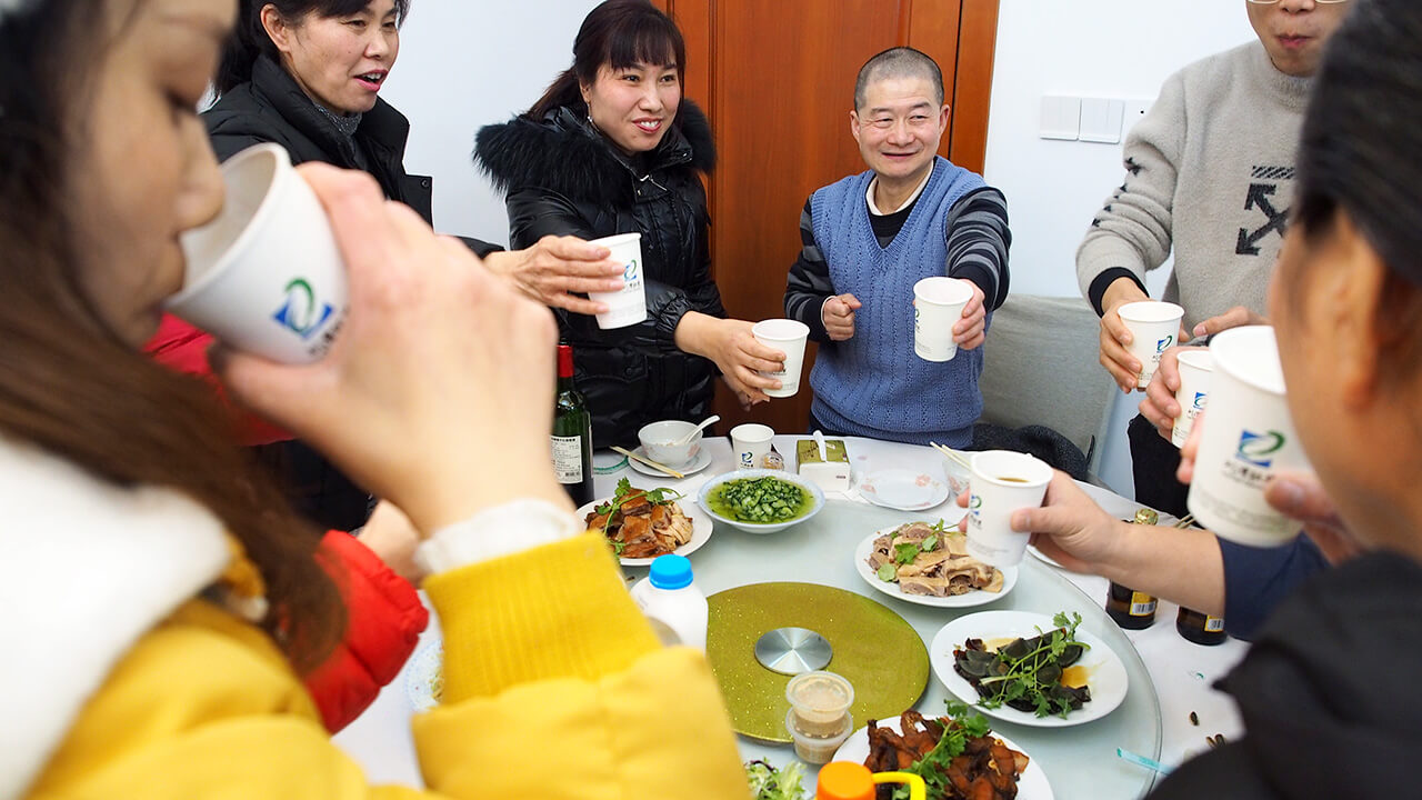 就地過年一樣溫暖，劉潭服裝廠請(qǐng)外地留宿職工吃年夜飯