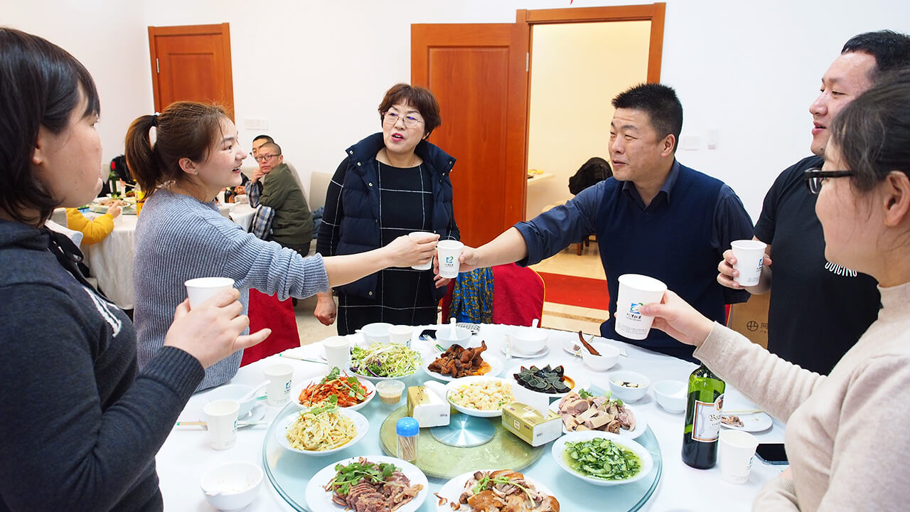 就地過年一樣溫暖，劉潭服裝廠請(qǐng)外地留宿職工吃年夜飯