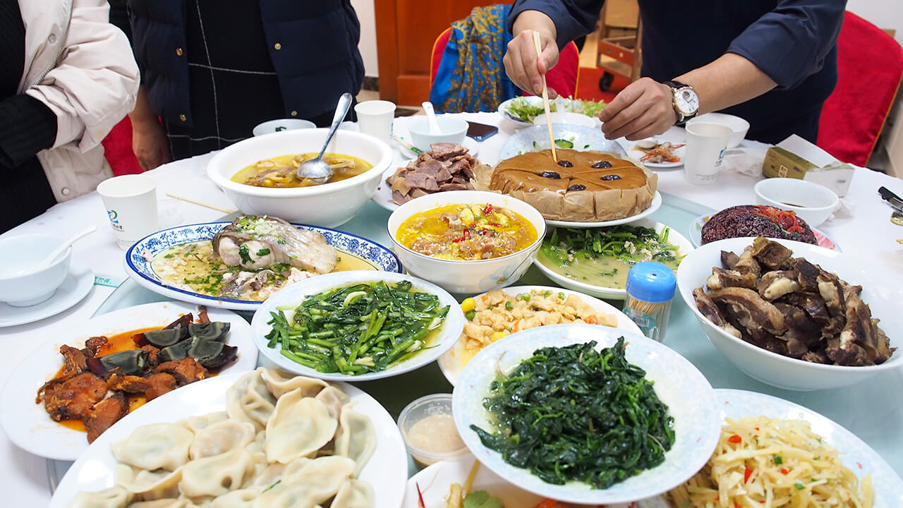 就地過年一樣溫暖，劉潭服裝廠請(qǐng)外地留宿職工吃年夜飯