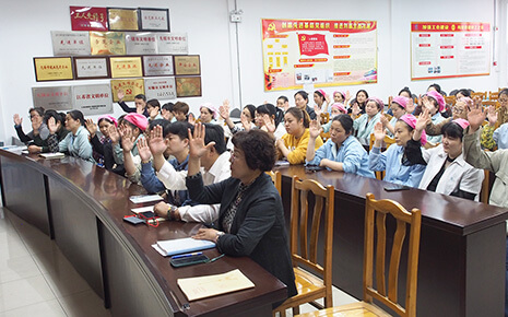 劉潭服裝廠召開(kāi)十屆四次職代會(huì)暨安全生產(chǎn)責(zé)任簽約儀式