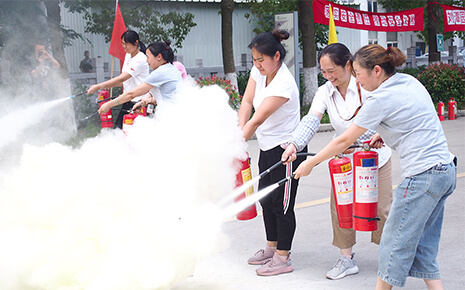 消防演練進(jìn)企業(yè)  安全防線在心中——劉潭服裝廠召開消防運動會