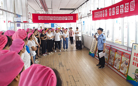 劉潭服裝廠掀起“安全生產(chǎn)月”宣傳熱潮