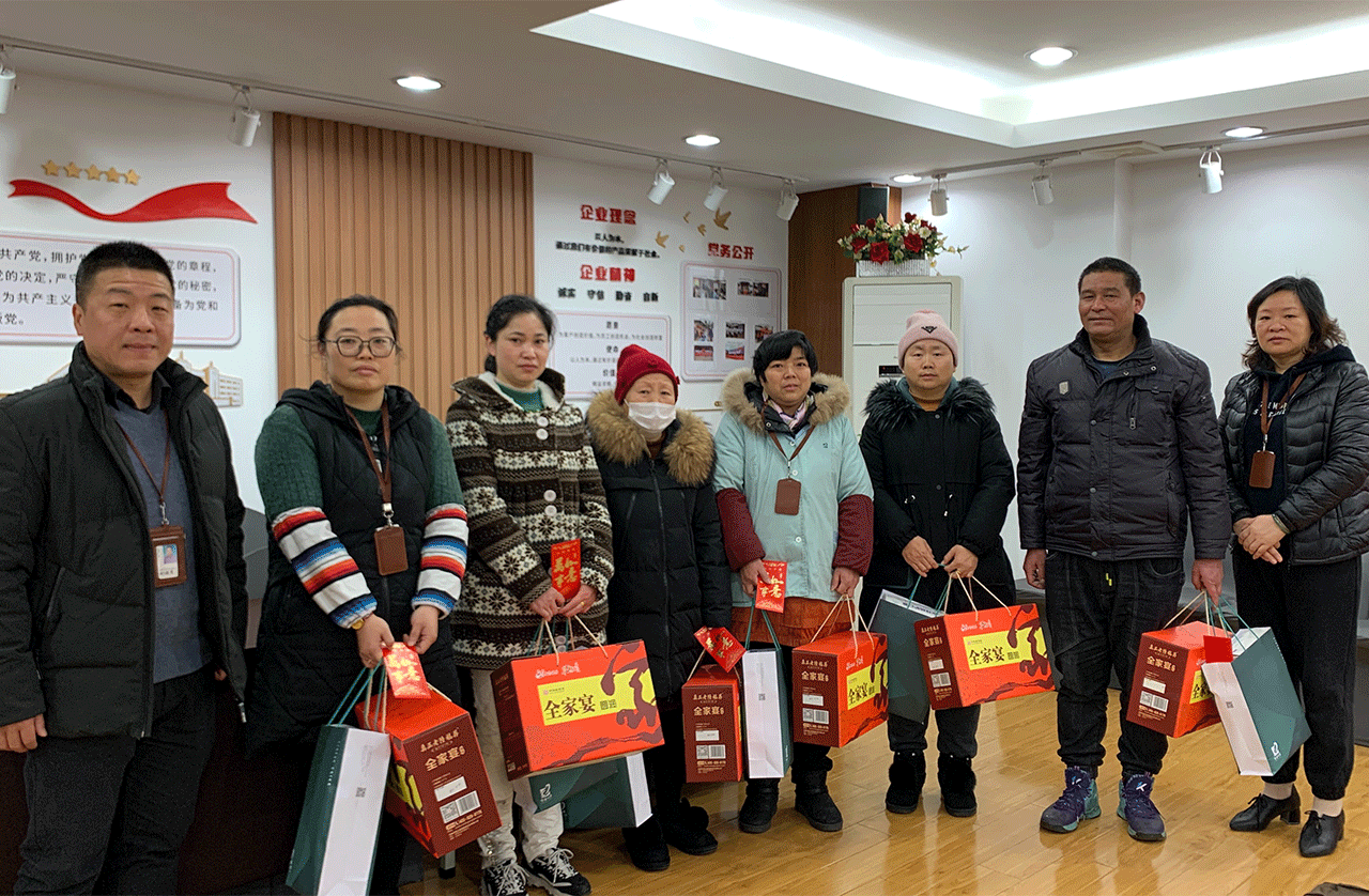 劉潭服裝廠開展新春慰問困難職工活動