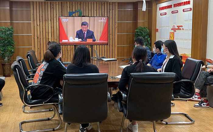 劉潭服裝廠組織收看慶祝共青團(tuán)成立100周年大會