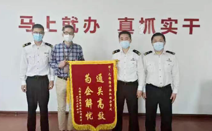 一封劉潭服裝廠致無錫海關(guān)駐機(jī)場辦事處的感謝信 一封劉潭服裝廠致無錫海關(guān)駐機(jī)場辦事處的感謝信