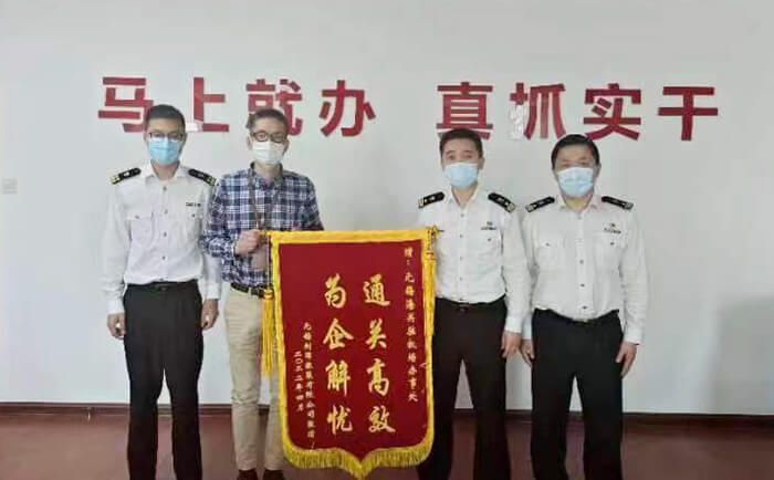 一封劉潭服裝廠致無錫海關(guān)駐機場辦事處的感謝信